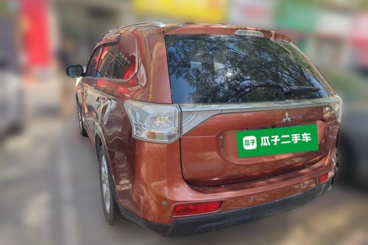 Used Mitsubishi Outlander 2014 2.4L 4x4 Deluxe Value Edition 7 Seats Rear Left 45 Deg