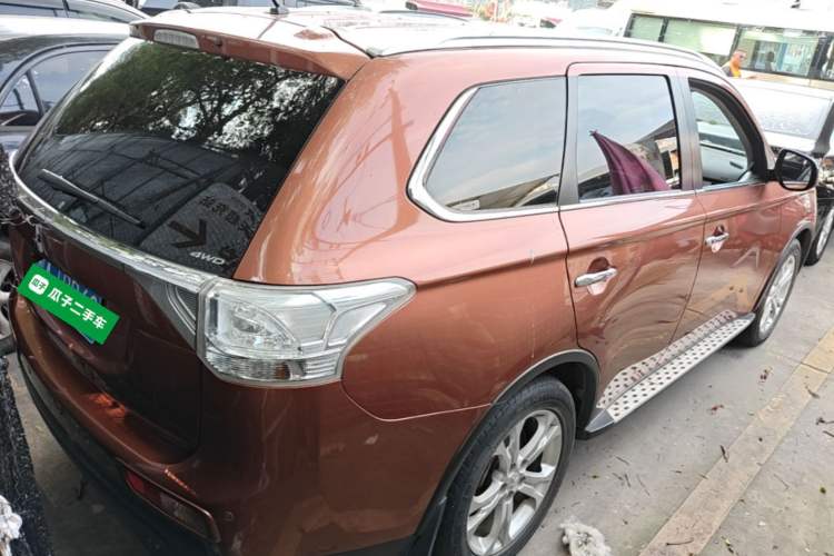 Used Mitsubishi Outlander 2014 2.4L 4x4 Deluxe Value Edition 5 Seats Rear Right 45 Deg