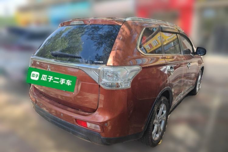 Used Mitsubishi Outlander 2014 2.4L 4x4 Deluxe Value Edition 7 Seats Rear Right 45 Deg
