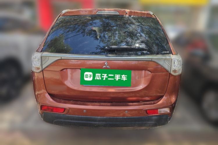 Used Mitsubishi Outlander 2014 2.4L 4x4 Deluxe Value Edition 7 Seats Rear