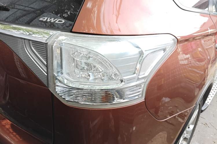 Used Mitsubishi Outlander 2014 2.4L 4x4 Deluxe Value Edition 5 Seats Right Rear Taillight