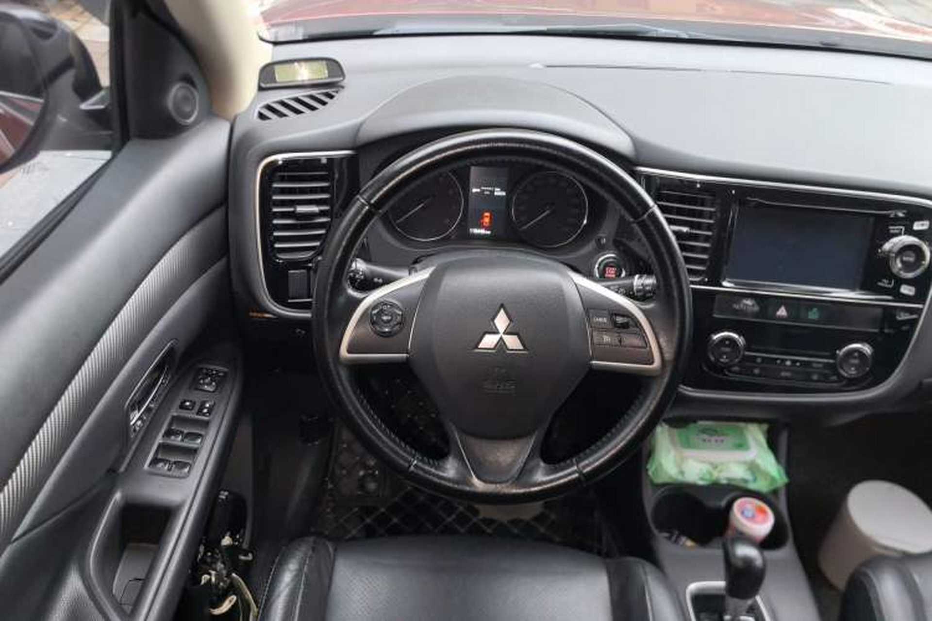 Used Mitsubishi Outlander 2014 2.4L 4x4 Deluxe Value Edition 5 Seats Steering Wheel