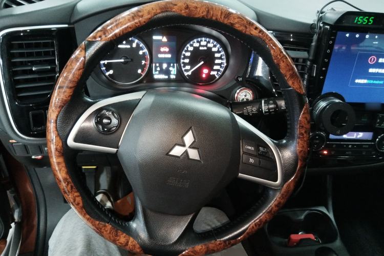 Used Mitsubishi Outlander 2014 2.4L 4x4 Deluxe Value Edition 5 Seats Steering Wheel