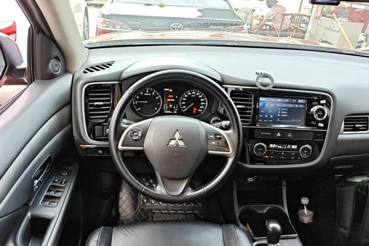 Used Mitsubishi Outlander 2014 2.4L 4x4 Deluxe Value Edition 5 Seats Steering Wheel