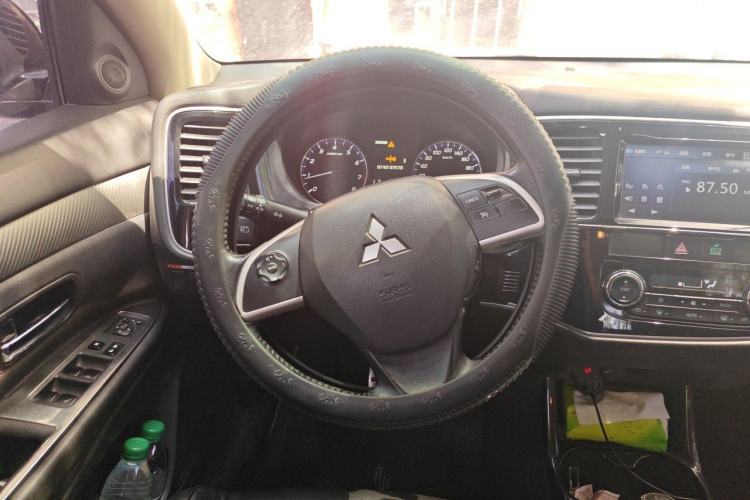 Used Mitsubishi Outlander 2014 2.4L 4x4 Deluxe Value Edition 7 Seats Steering Wheel