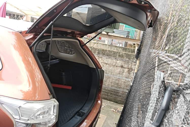 Used Mitsubishi Outlander 2014 2.4L 4x4 Deluxe Value Edition 5 Seats Trunk