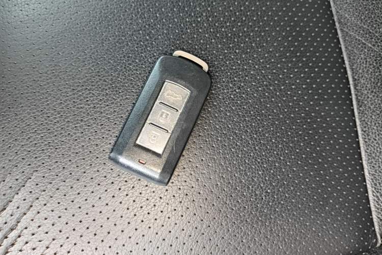 Used Mitsubishi Outlander 2014 2.4L 4x4 Deluxe Value Edition 5 Seats Vehicle Key