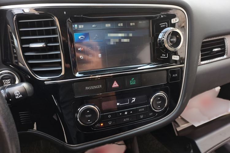 Used Mitsubishi Outlander 2014 2.4L 4x4 Deluxe Value Edition 5 Seats Audio And AC Panel