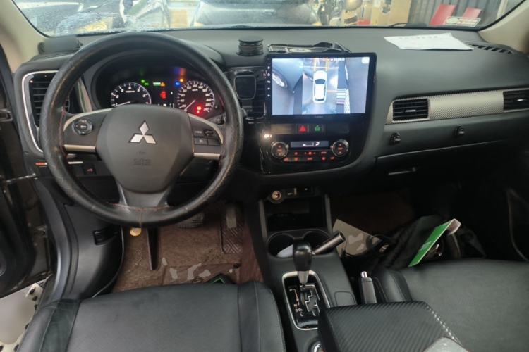 Used Mitsubishi Outlander 2014 2.4L 4x4 Deluxe Value Edition 7 Seats Center Console