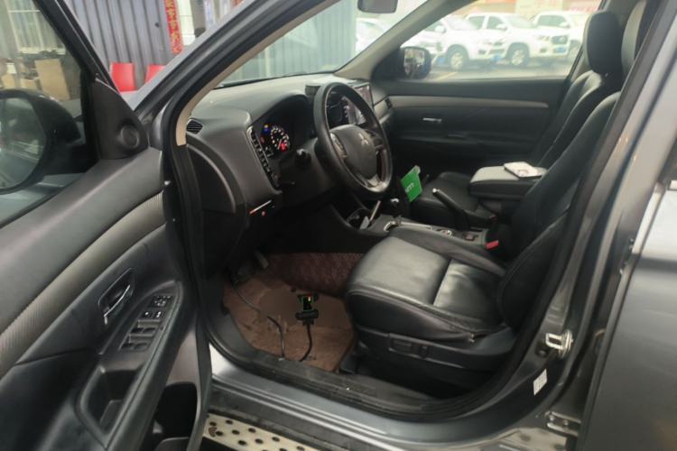 Used Mitsubishi Outlander 2014 2.4L 4x4 Deluxe Value Edition 7 Seats Driver Seat