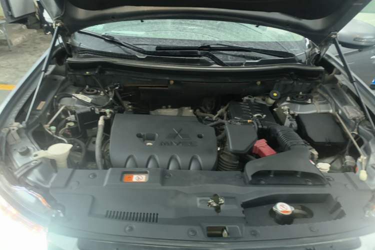Used Mitsubishi Outlander 2014 2.4L 4x4 Deluxe Value Edition 7 Seats Engine Bay