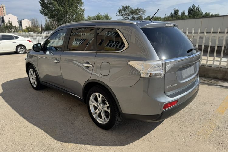 Used Mitsubishi Outlander 2014 2.4L 4x4 Deluxe Value Edition 5 Seats Exterior 3