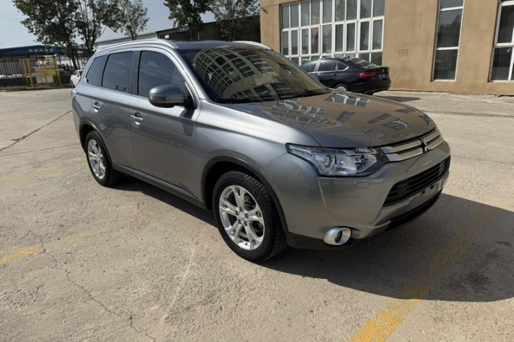 Used Mitsubishi Outlander 2014 2.4L 4x4 Deluxe Value Edition 5 Seats Exterior 4