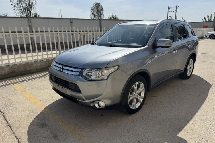 Used Mitsubishi Outlander 2014 2.4L 4x4 Deluxe Value Edition 5 Seats Exterior 5