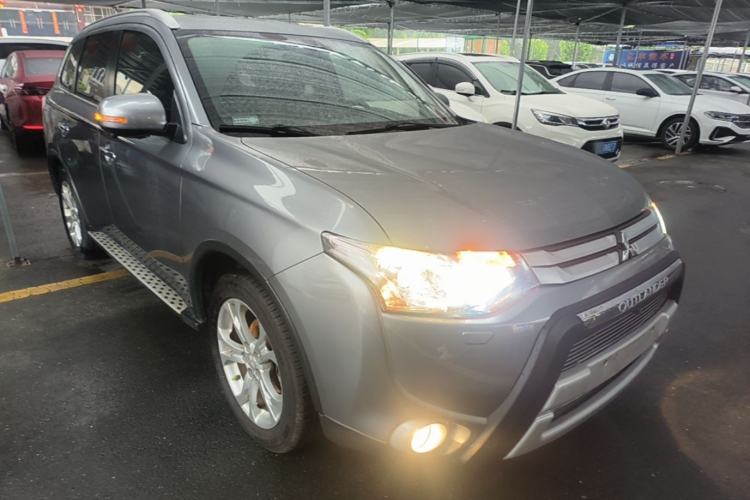 Used Mitsubishi Outlander 2014 2.4L 4x4 Deluxe Value Edition 7 Seats Front Right 45 Deg