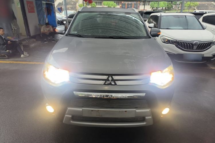 Used Mitsubishi Outlander 2014 2.4L 4x4 Deluxe Value Edition 7 Seats Front