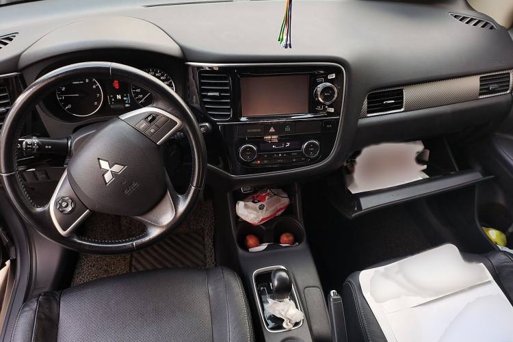 Used Mitsubishi Outlander 2014 2.4L 4x4 Deluxe Value Edition 5 Seats Interior 2