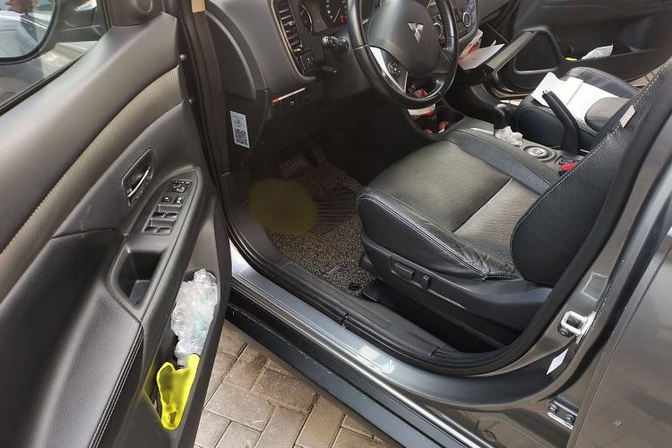 Used Mitsubishi Outlander 2014 2.4L 4x4 Deluxe Value Edition 5 Seats Interior 3