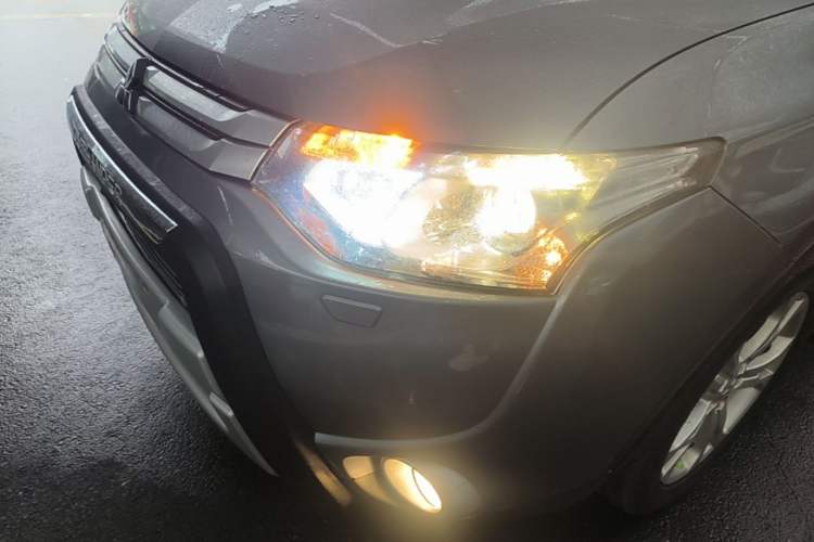 Used Mitsubishi Outlander 2014 2.4L 4x4 Deluxe Value Edition 7 Seats Left Front Headlight