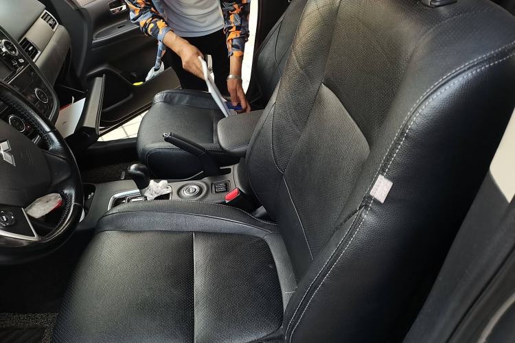 Used Mitsubishi Outlander 2014 2.4L 4x4 Deluxe Value Edition 5 Seats Left Front Seat