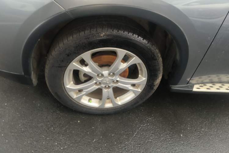 Used Mitsubishi Outlander 2014 2.4L 4x4 Deluxe Value Edition 7 Seats Left Front Wheel Hub