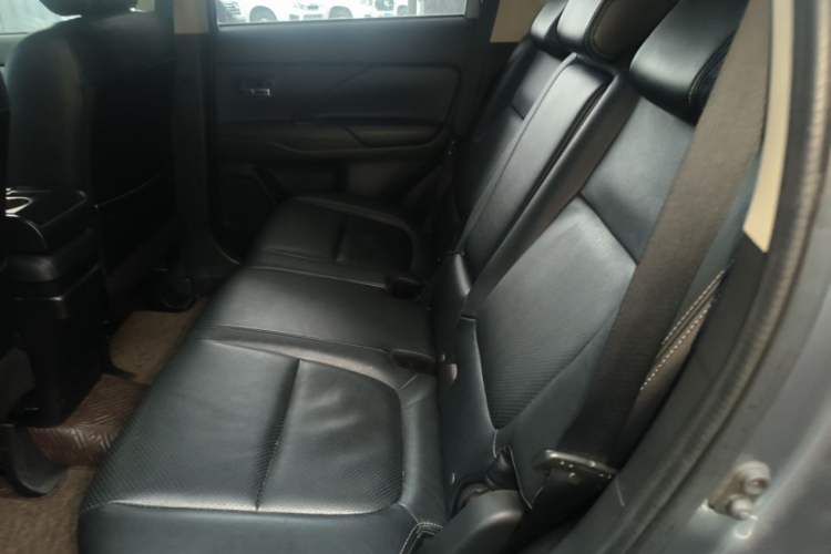 Used Mitsubishi Outlander 2014 2.4L 4x4 Deluxe Value Edition 7 Seats Left Rear Seat