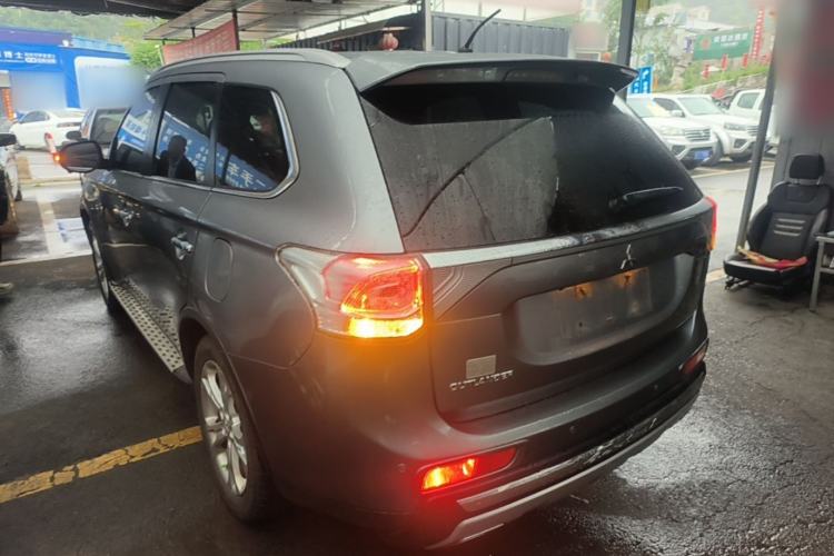 Used Mitsubishi Outlander 2014 2.4L 4x4 Deluxe Value Edition 7 Seats Rear Left 45 Deg