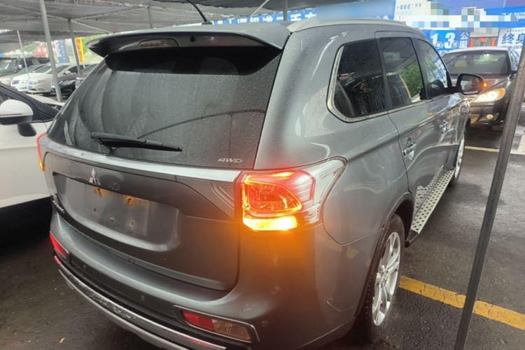 Used Mitsubishi Outlander 2014 2.4L 4x4 Deluxe Value Edition 7 Seats Rear Right 45 Deg