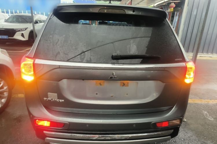 Used Mitsubishi Outlander 2014 2.4L 4x4 Deluxe Value Edition 7 Seats Rear