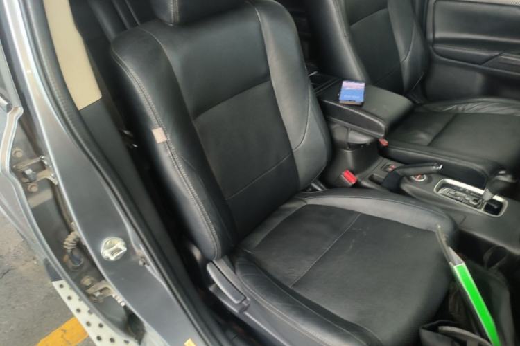 Used Mitsubishi Outlander 2014 2.4L 4x4 Deluxe Value Edition 7 Seats Right Front Seat