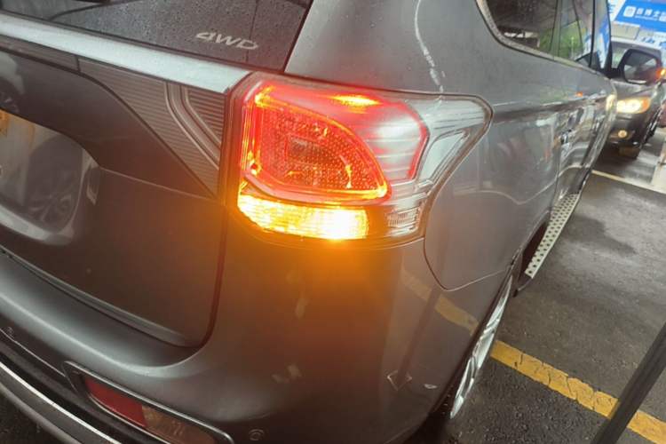 Used Mitsubishi Outlander 2014 2.4L 4x4 Deluxe Value Edition 7 Seats Right Rear Taillight