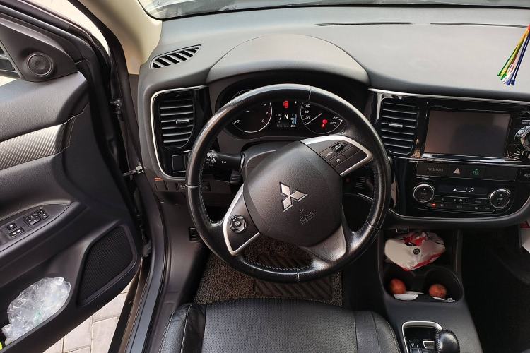 Used Mitsubishi Outlander 2014 2.4L 4x4 Deluxe Value Edition 5 Seats Steering Wheel