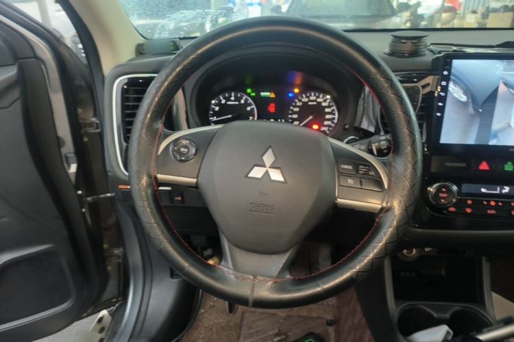 Used Mitsubishi Outlander 2014 2.4L 4x4 Deluxe Value Edition 7 Seats Steering Wheel