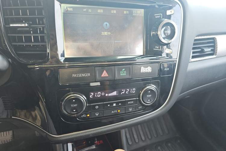 Used Mitsubishi Outlander 2014 2.4L 4x4 Deluxe Value Edition 5 Seats Audio And AC Panel