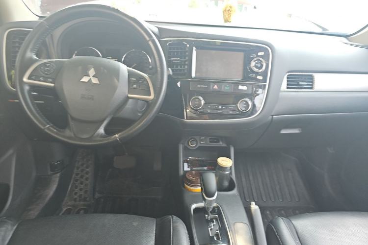 Used Mitsubishi Outlander 2014 2.4L 4x4 Deluxe Value Edition 5 Seats Center Console