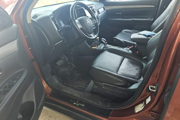 Used Mitsubishi Outlander 2014 2.4L 4x4 Deluxe Value Edition 5 Seats Driver Seat
