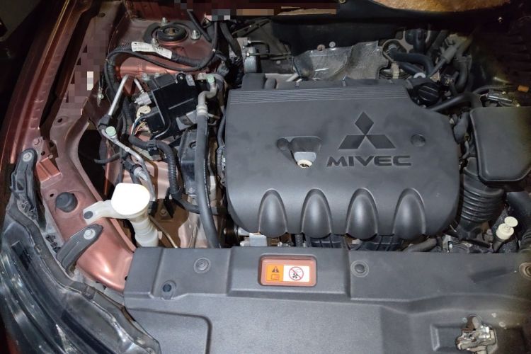 Used Mitsubishi Outlander 2014 2.4L 4x4 Deluxe Value Edition 5 Seats Engine Bay Right
