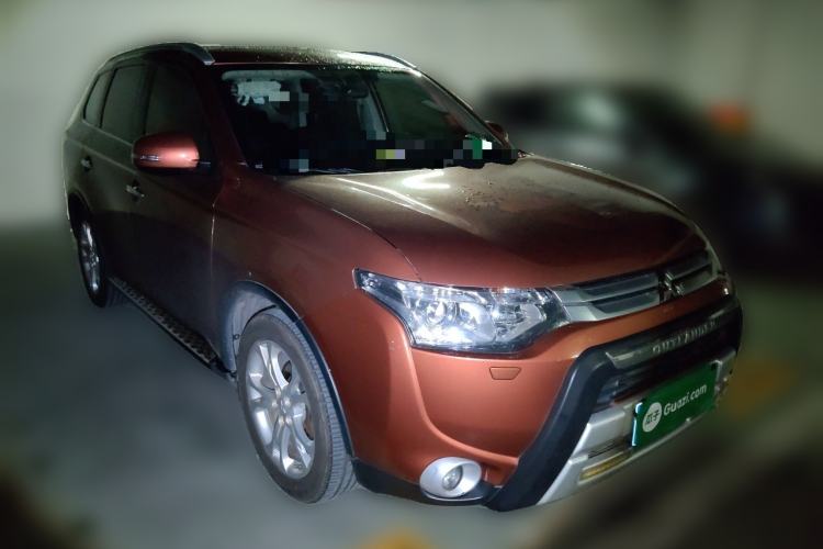 Used Mitsubishi Outlander 2014 2.4L 4x4 Deluxe Value Edition 5 Seats Front Right 45 Deg