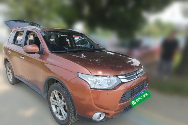 Used Mitsubishi Outlander 2014 2.4L 4x4 Deluxe Value Edition 5 Seats Front Right 45 Deg