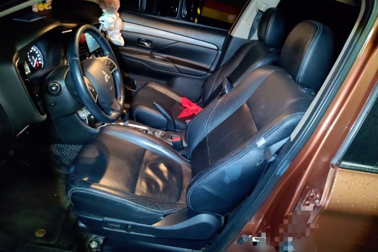 Used Mitsubishi Outlander 2014 2.4L 4x4 Deluxe Value Edition 5 Seats Left Front Seat