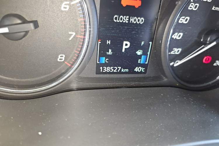Used Mitsubishi Outlander 2014 2.4L 4x4 Deluxe Value Edition 5 Seats Odometer Close Up