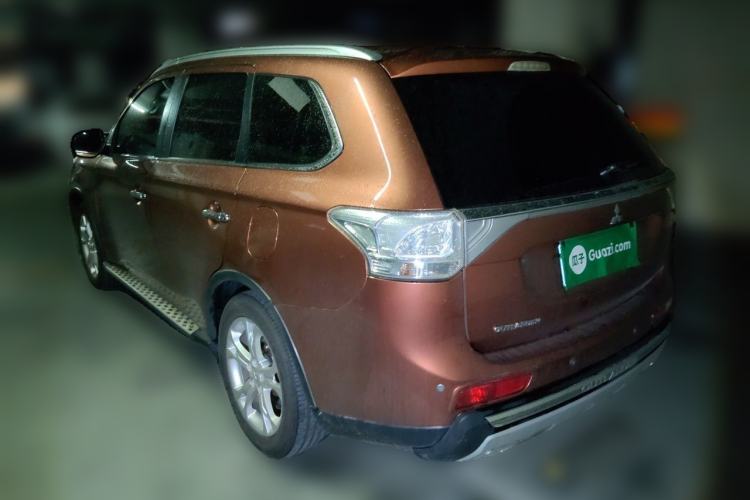 Used Mitsubishi Outlander 2014 2.4L 4x4 Deluxe Value Edition 5 Seats Rear Left 45 Deg