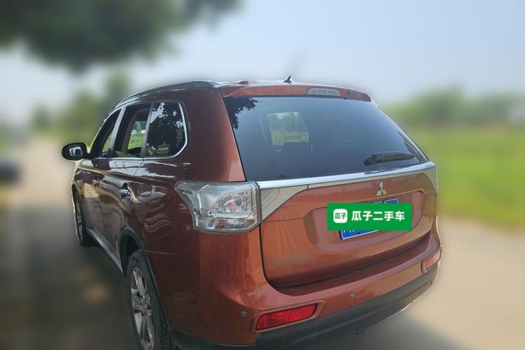 Used Mitsubishi Outlander 2014 2.4L 4x4 Deluxe Value Edition 5 Seats Rear Left 45 Deg
