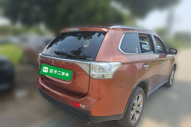 Used Mitsubishi Outlander 2014 2.4L 4x4 Deluxe Value Edition 5 Seats Rear Right 45 Deg