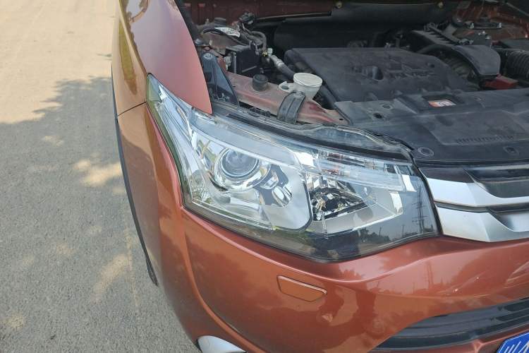 Used Mitsubishi Outlander 2014 2.4L 4x4 Deluxe Value Edition 5 Seats Right Front Headlight