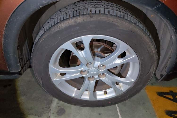 Used Mitsubishi Outlander 2014 2.4L 4x4 Deluxe Value Edition 5 Seats Right Front Wheel Hub