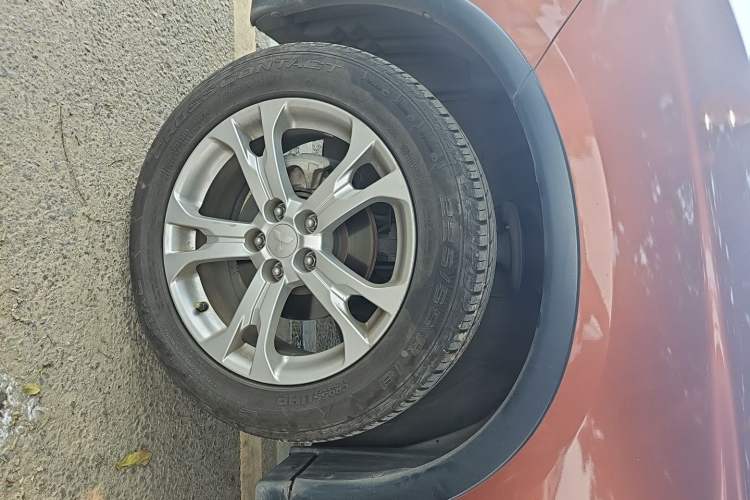 Used Mitsubishi Outlander 2014 2.4L 4x4 Deluxe Value Edition 5 Seats Right Front Wheel Hub