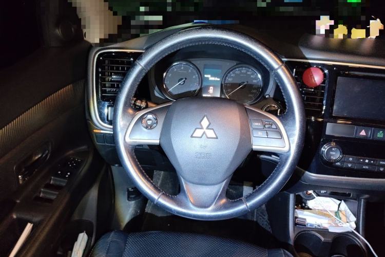 Used Mitsubishi Outlander 2014 2.4L 4x4 Deluxe Value Edition 5 Seats Steering Wheel