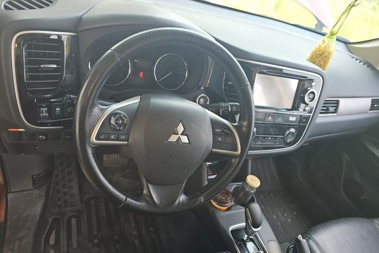 Used Mitsubishi Outlander 2014 2.4L 4x4 Deluxe Value Edition 5 Seats Steering Wheel