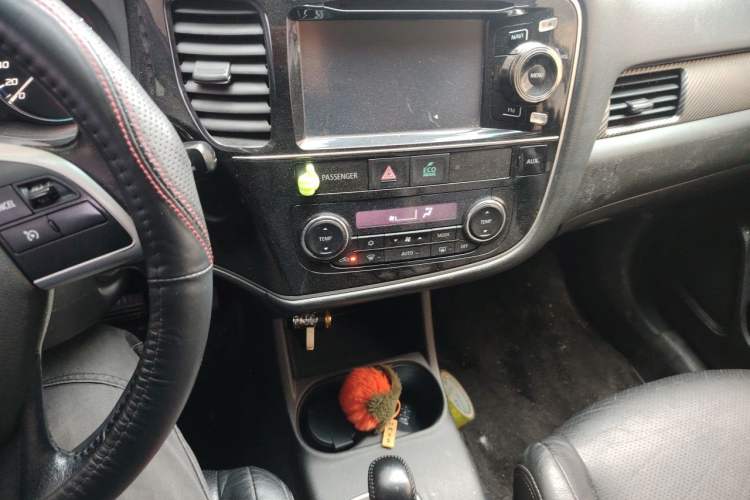Used Mitsubishi Outlander 2014 2.4L 4x4 Deluxe Value Edition 5 Seats Audio And AC Panel